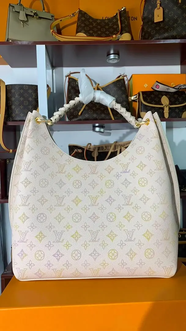 Medium shoulder bags: example style